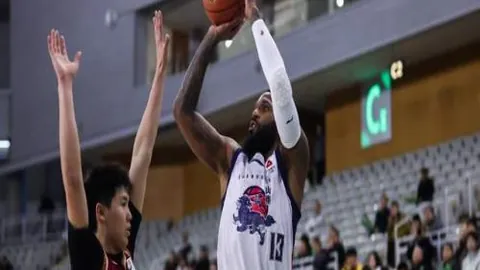 新疆伊力特在CBA常规赛中战胜深圳马可波罗